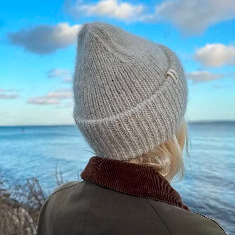 Strikkekit Weekend hue fra PetiteKnit i Peer Gynt