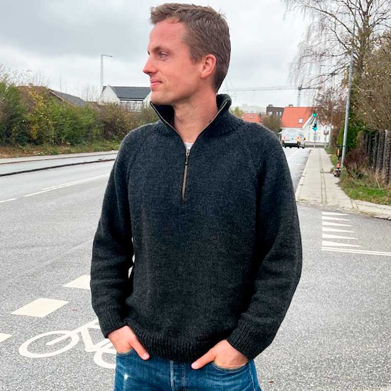 Strikkekit Zipper Sweater Light Man fra PetiteKnit i Peer Gynt garn