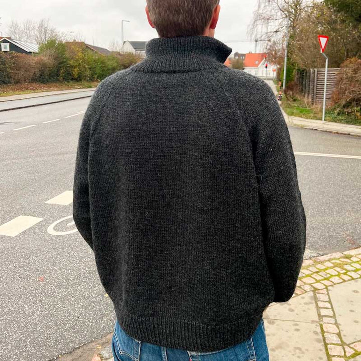 Strikkekit Zipper Sweater Light Man fra PetiteKnit i Peer Gynt garn