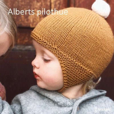 Alberts Pilothue fra PetiteKnit (Opskrift i fysisk papirudgave)