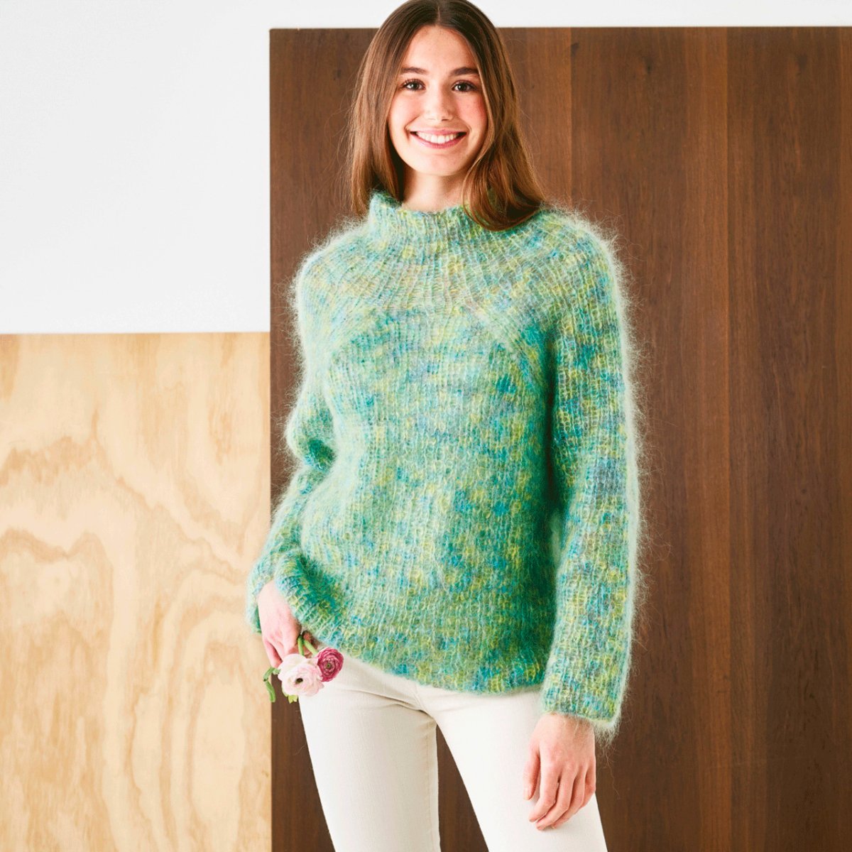 Bella Color sweater med dyb raglan fra Permin