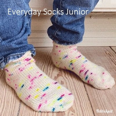 Everyday Socks Junior fra PetiteKnit (Opskrift i fysisk papirudgave) - KreStoffer