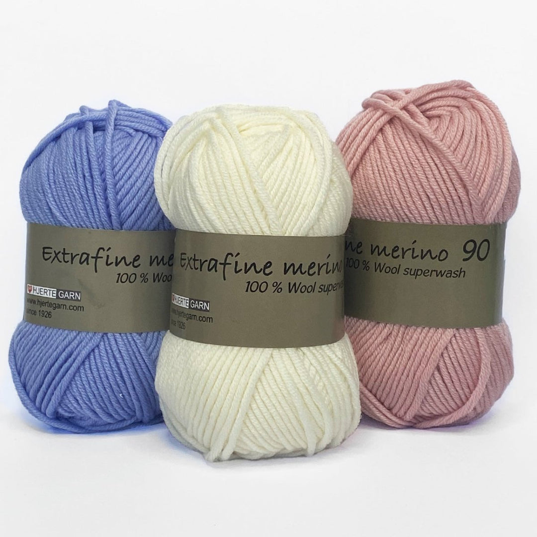 Strikkekit Selmas Sovedragt fra PetiteKnit i Extrafine Merino 90