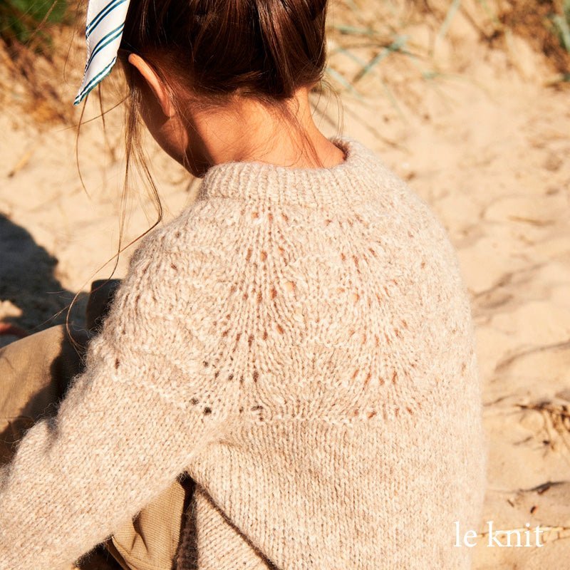 Lille Peacock sweater fra Le Knit (Opskrift i fysisk papirudgave)