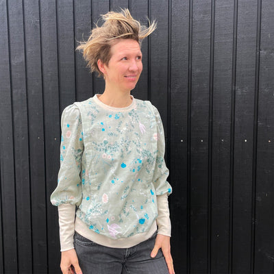 Line2Line B1259 Bluse med skulderlæg og ribkanter - KreStoffer