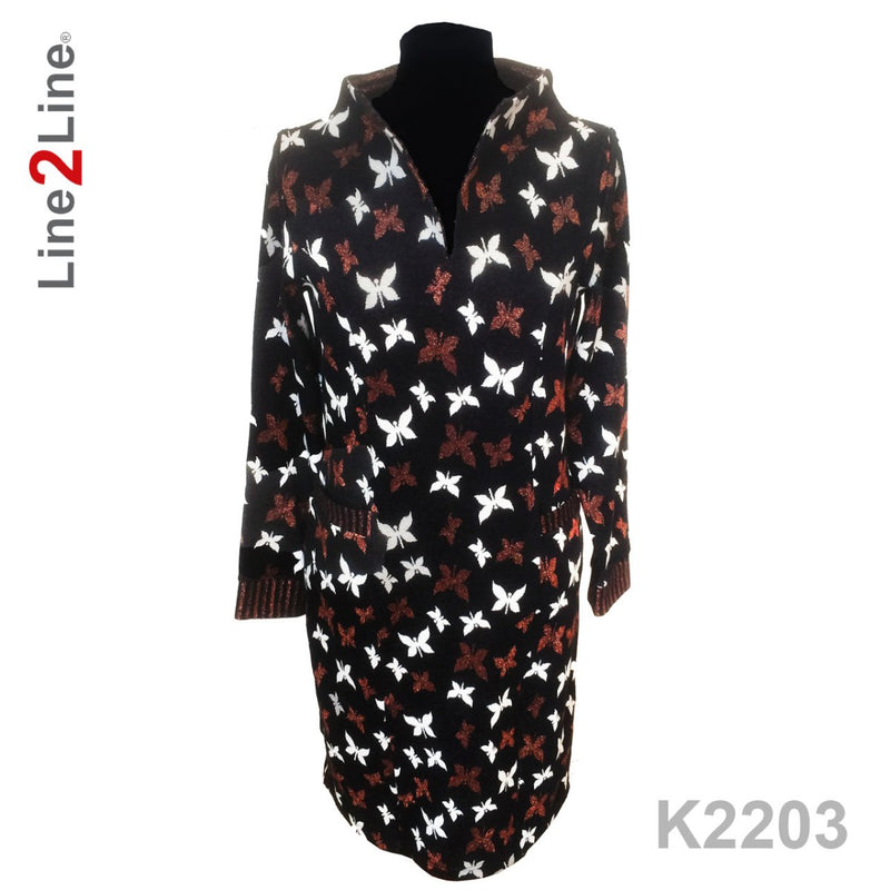 Line2Line K2203 Kjole med snit, lommer og ståkrave - KreStoffer
