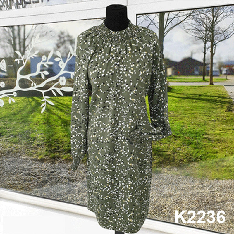 Line2Line K2236 Raglan kjole med smock krave - KreStoffer