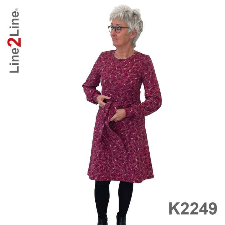 Line2Line K2249 Taljeskåret kjole med bindebånd