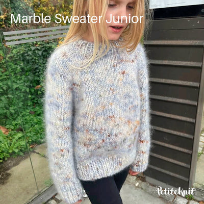 Marble Sweater Junior fra PetiteKnit (Opskrift i fysisk papirudgave) - KreStoffer