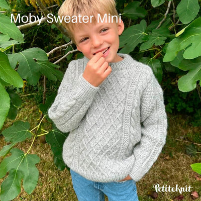 Moby Sweater Mini fra PetiteKnit (Opskrift i fysisk papirudgave) - KreStoffer