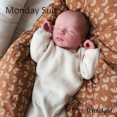 Monday Suit fra PetiteKnit (Opskrift i fysisk papirudgave) - KreStoffer