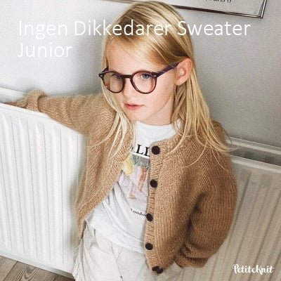 Novice Cardigan Junior Chunky Edition fra PetiteKnit (Opskrift i fysisk papirudgave) - KreStoffer