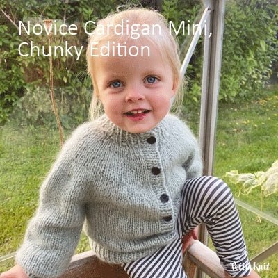 Novice Cardigan Mini, Chunky Edition fra PetiteKnit (Opskrift i fysisk papirudgave) - KreStoffer