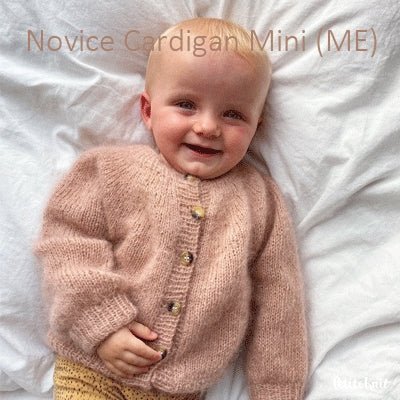Novice Cardigan Mini (ME) fra PetiteKnit (Opskrift i fysisk papirudgave) - KreStoffer