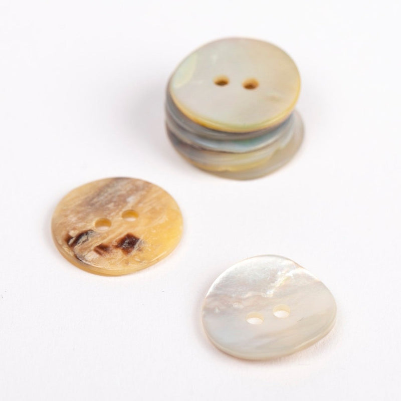 Perlemorsknap fra Drops, Arched white 15 mm - KreStoffer