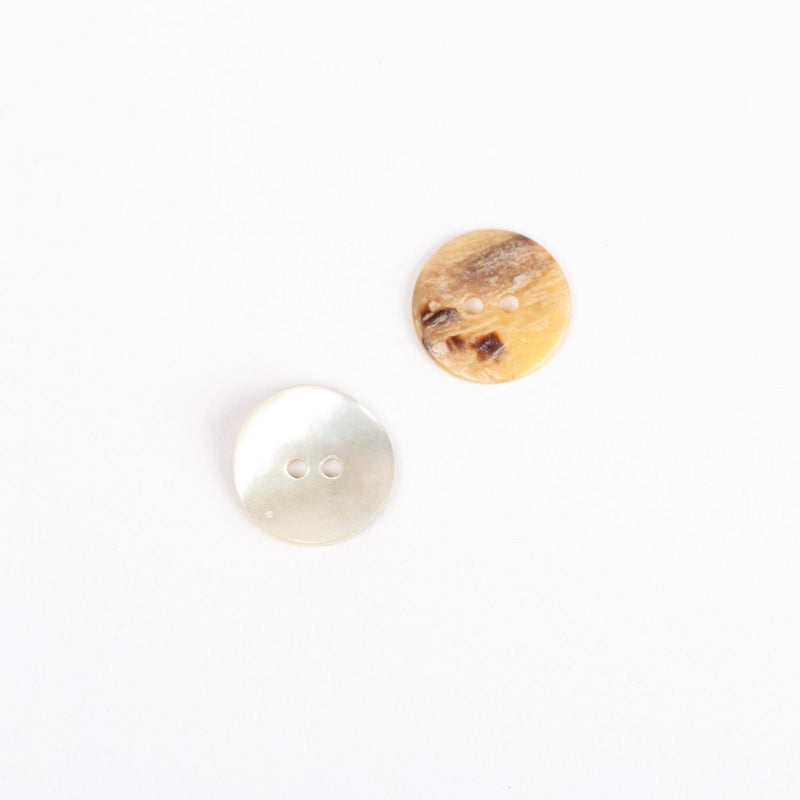 Perlemorsknap fra Drops, Arched white 15 mm - KreStoffer