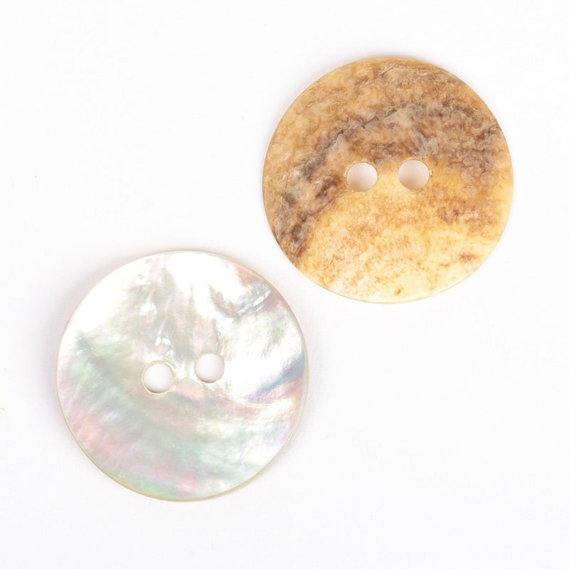 Perlemorsknap fra Drops, Arched white 34 mm - KreStoffer