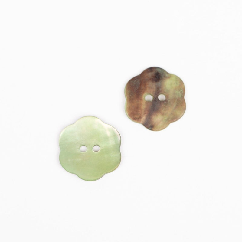 Perlemorsknap fra Drops, blomst grøn 20 mm - KreStoffer