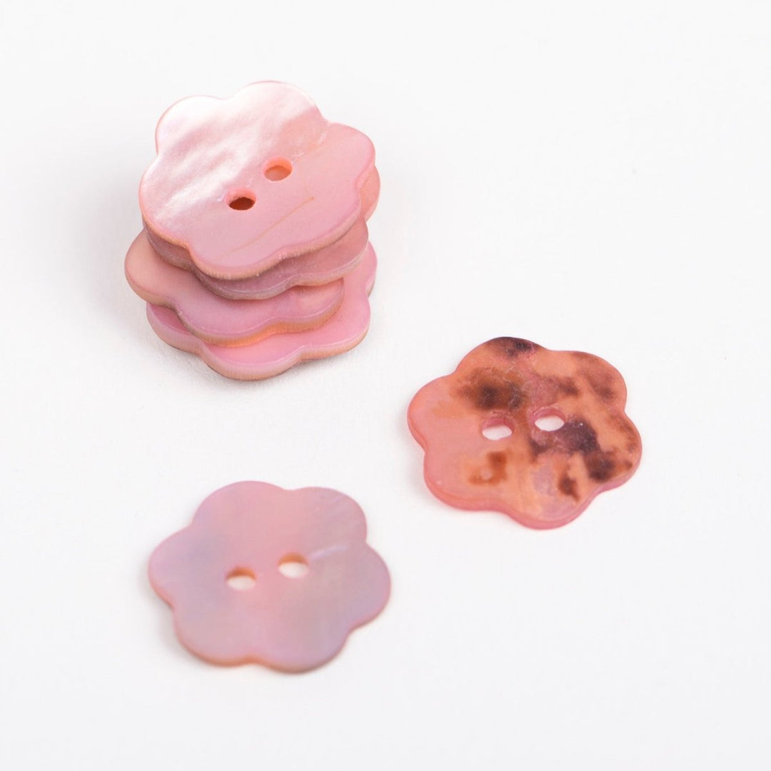 Perlemorsknap fra Drops Flower blush 15mm