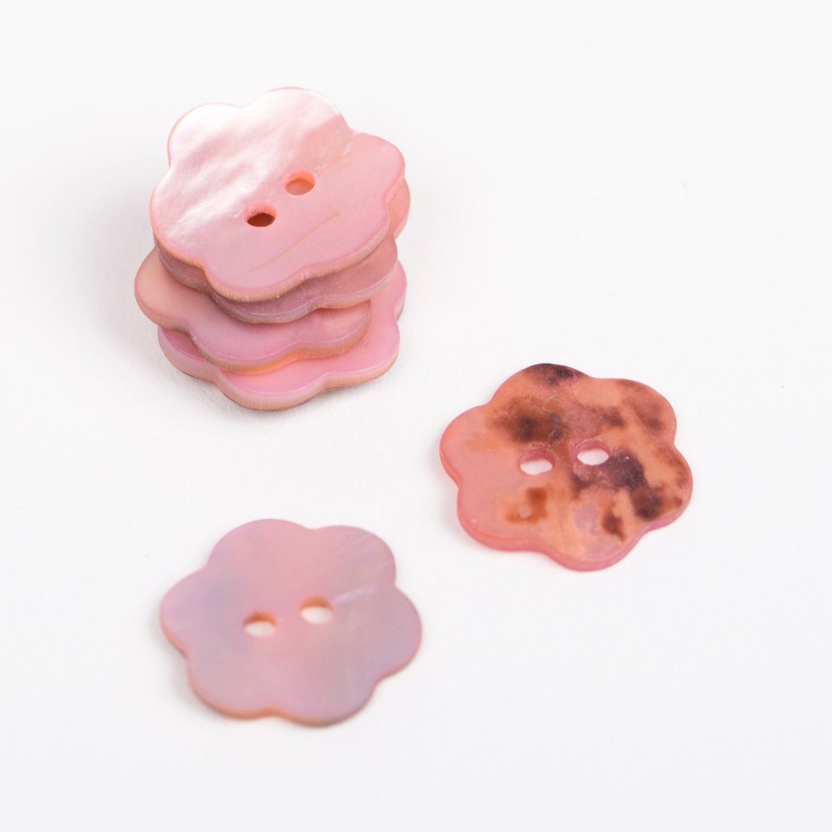 Perlemorsknap fra Drops Flower blush 15mm