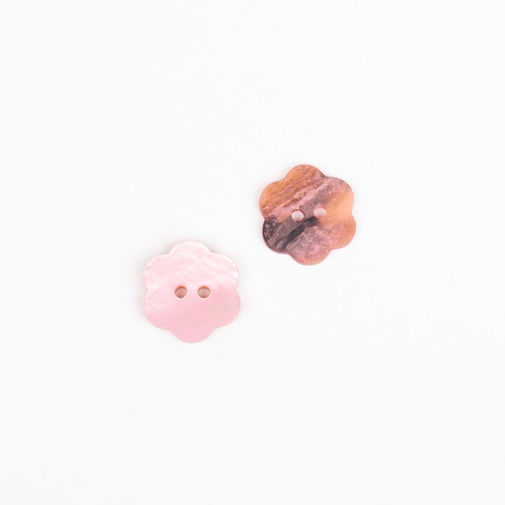 Perlemorsknap fra Drops Flower blush 15mm