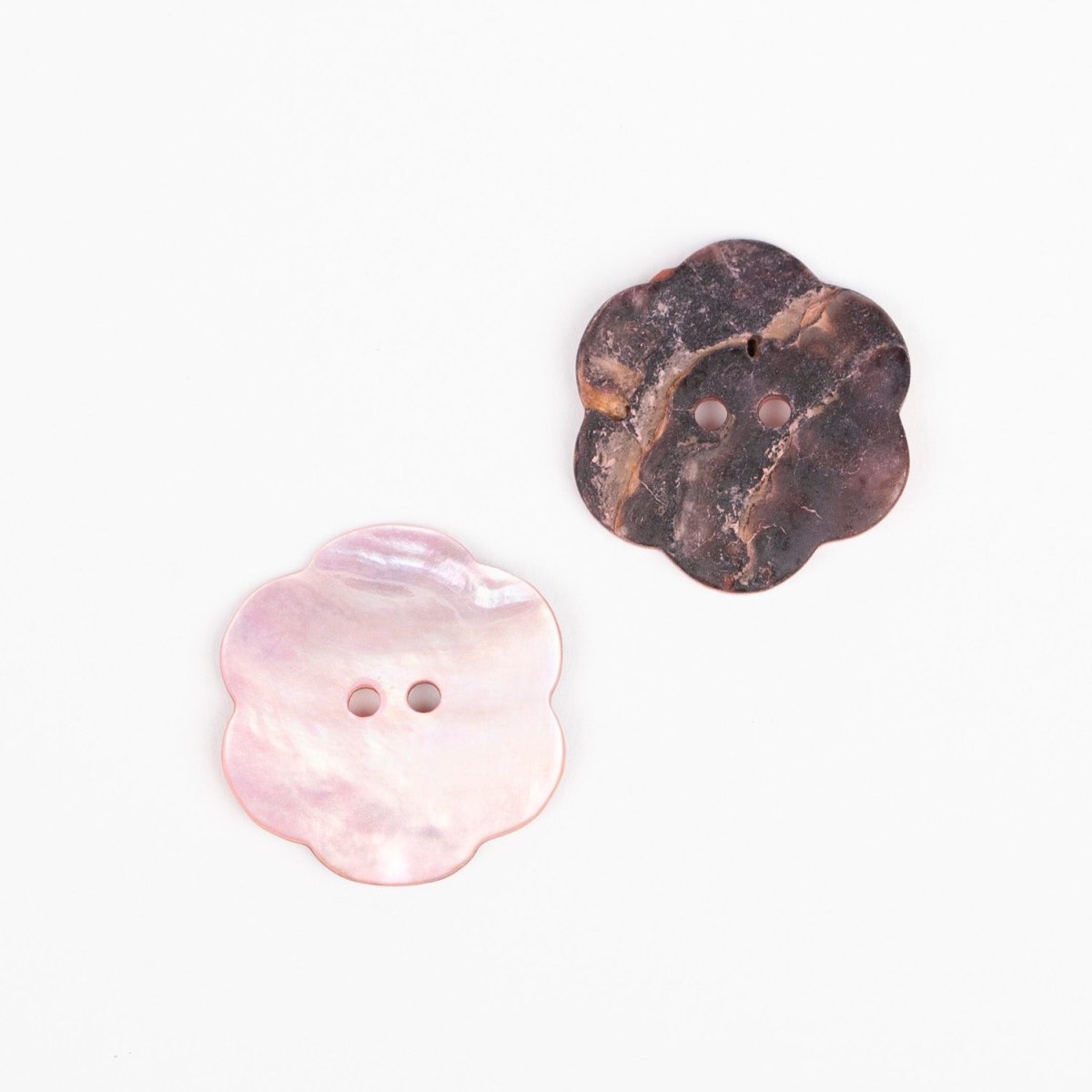 Perlemorsknap fra Drops Flower blush 25mm
