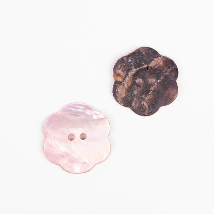 Perlemorsknap fra Drops Flower blush 25mm