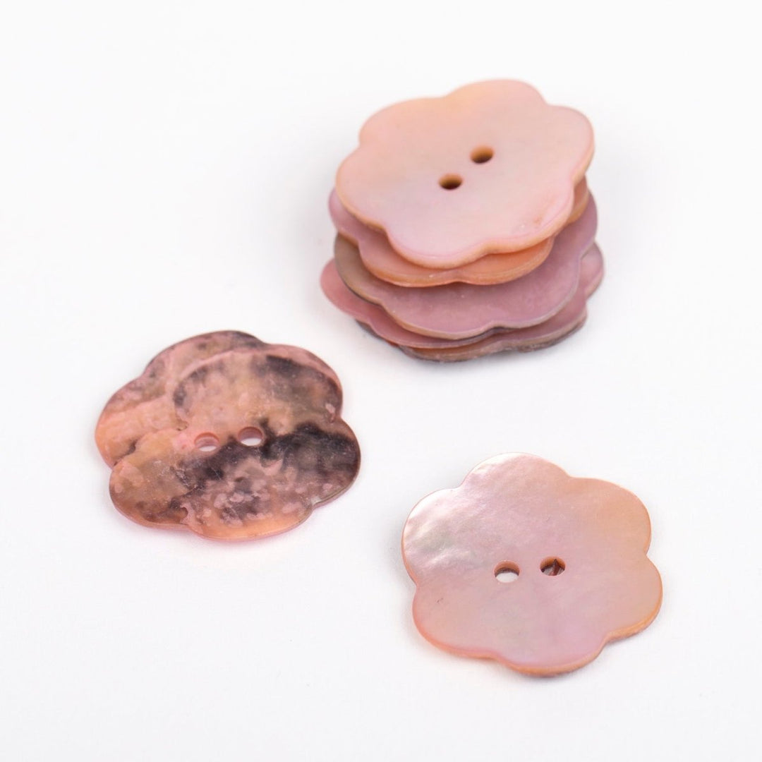 Perlemorsknap fra Drops Flower blush 25mm
