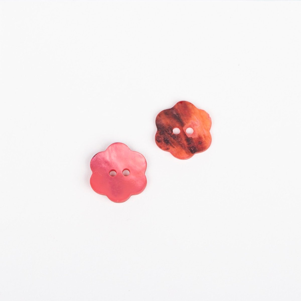 Perlemorsknap fra Drops Flower red 15mm