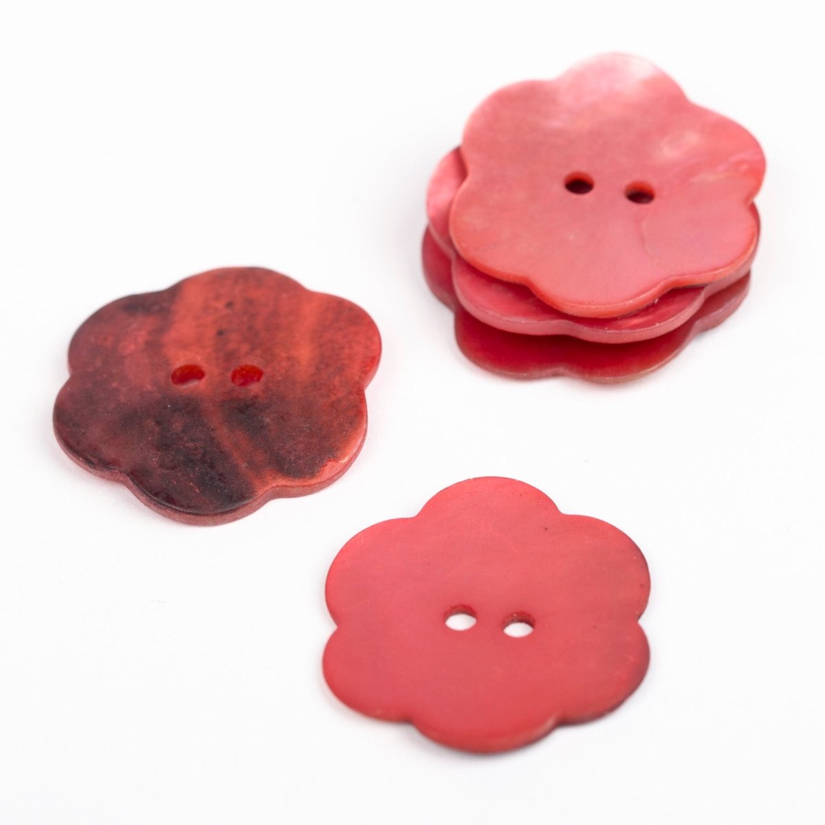 Perlemorsknap fra Drops Flower red 25mm