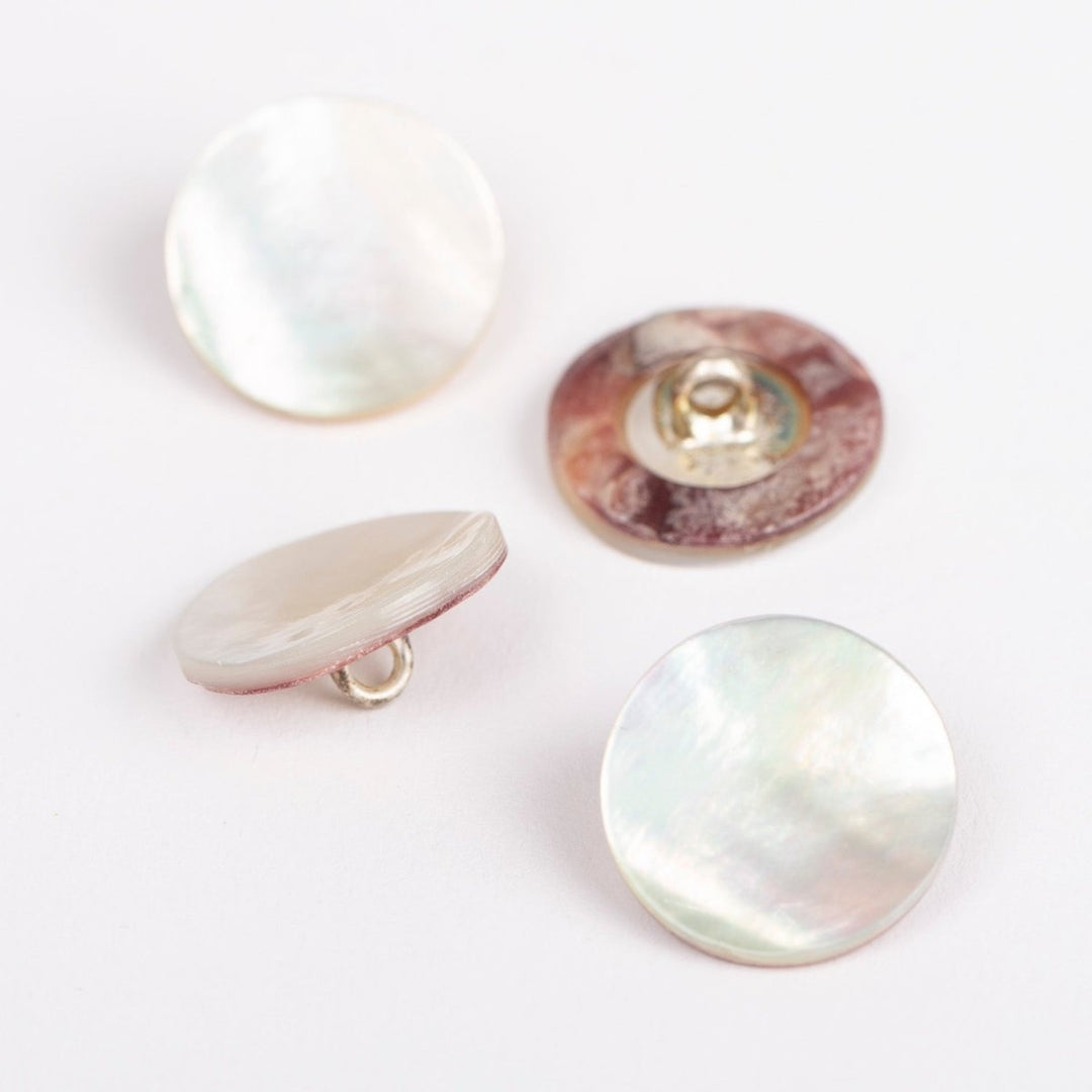 Perlemorsknap fra Drops Loop White 15 mm