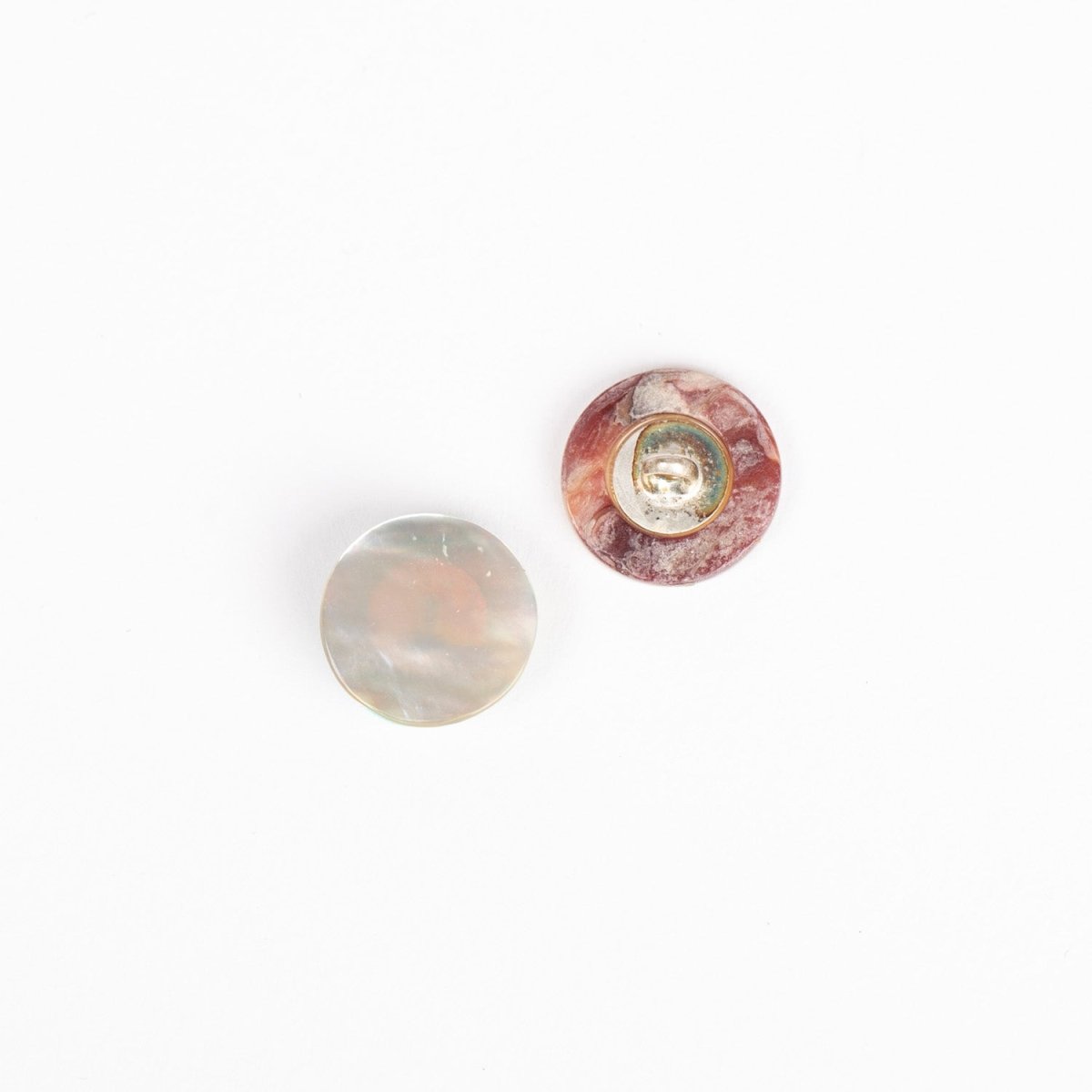 Perlemorsknap fra Drops Loop White 15 mm