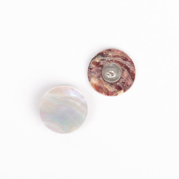 Perlemorsknap fra Drops Loop White 20 mm