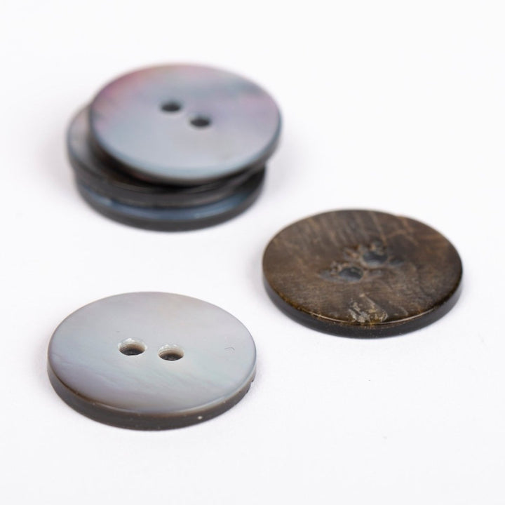 Perlemorsknap fra Drops natur / grå 20 mm