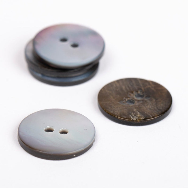 Perlemorsknap fra Drops, natur / grå 20 mm - KreStoffer