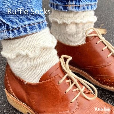Ruffle Socks fra PetiteKnit (Opskrift i fysisk papirudgave) - KreStoffer