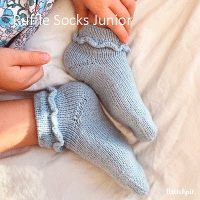 Ruffle Socks Junior fra PetiteKnit (Opskrift i fysisk papirudgave) - KreStoffer