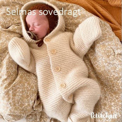 Selmas Sovedragt fra PetiteKnit (Opskrift i fysisk papirudgave) - KreStoffer