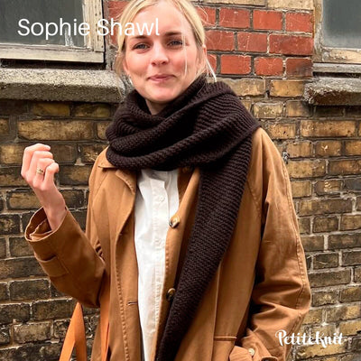 Sophie Shawl fra PetiteKnit (Opskrift i fysisk papirudgave) - KreStoffer