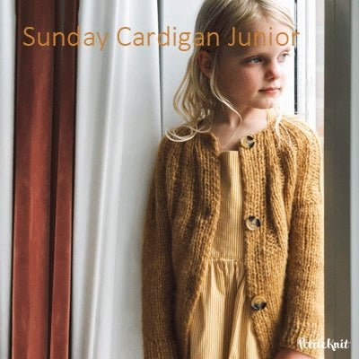 Sunday Cardigan Junior fra PetiteKnit (Opskrift i fysisk papirudgave) - KreStoffer