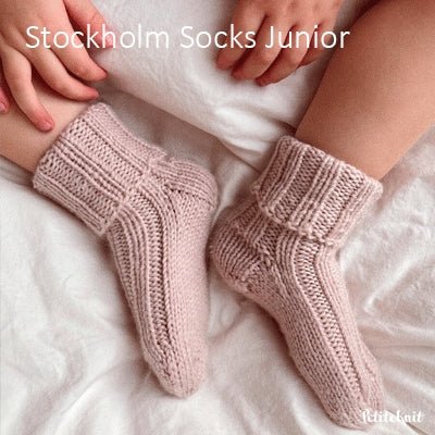 Sunday Socks Junior fra PetiteKnit (Opskrift i fysisk papirudgave) - KreStoffer