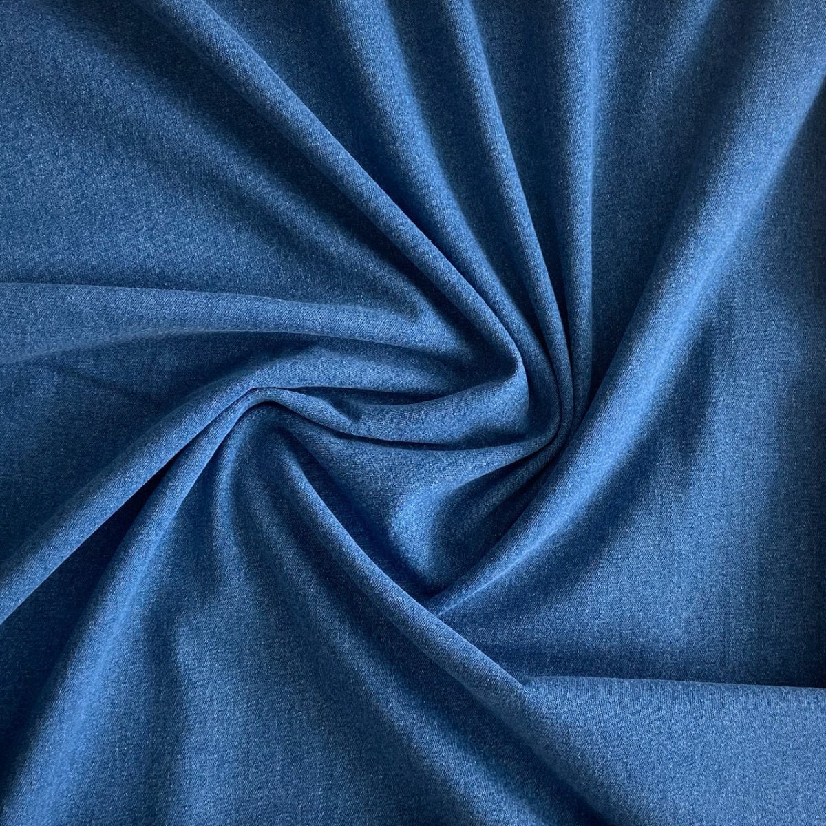 Ensfarvet denim med lidt stræk mellemblå
